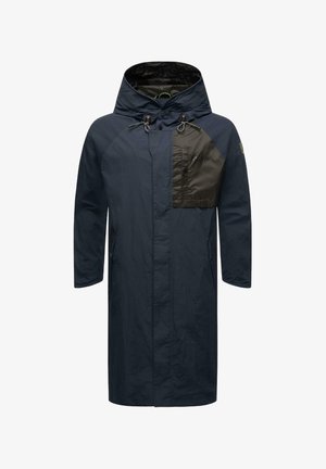 Impermeabile blu navy con una grande tasca sul petto in un materiale verde scuro a contrasto. Presenta un cappuccio, maniche lunghe e un taglio dritto.