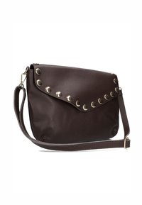 Bruine leren crossbody tas met een gestructureerde afwerking, klepclosure en metalen studs langs de rand. Voorzien van een verstelbare schouderband.