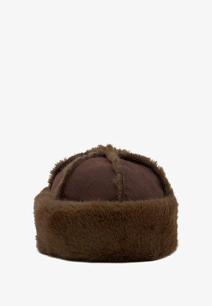 Rjava krznena kapa z zaobljenim vrhom in širokim krznenim pasom na dnu. Ima gladko teksturo in luksuzen videz.