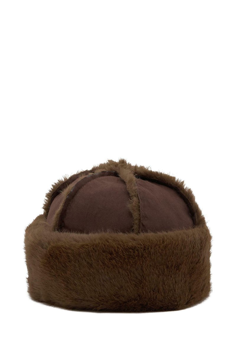 Hnedá kožušinová čiapka s zaobleným vrchom a širokým kožušinovým pásom v spodnej časti. Má hladkú textúru a luxusný vzhľad.