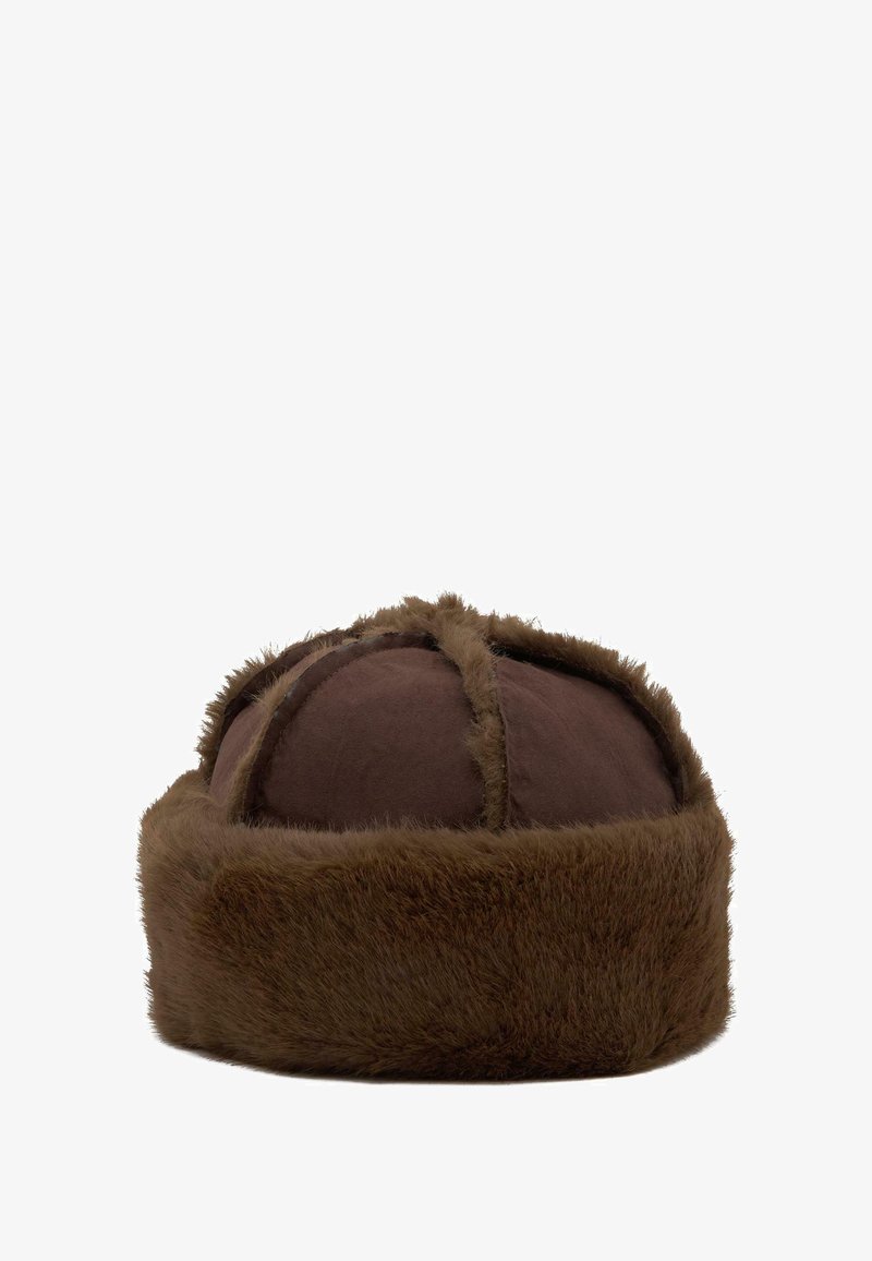 Hnedá kožušinová čiapka s zaobleným vrchom a širokým kožušinovým pásom v spodnej časti. Má hladkú textúru a luxusný vzhľad.
