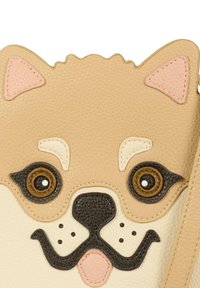 Borsa in finta pelle color tan e crema a forma di volto di cane, con occhi prominenti, orecchie a punta e dettagli nelle cuciture.