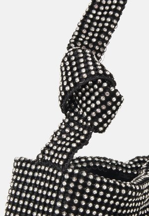 Zwarte stoffen handtassarband en rand versierd met dicht opeengepakte kleine ronde heldere strass-steentjes, met een knoopdetail op de band.