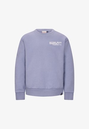 Jasnofioletowa bluza wykonana z mieszanki bawełny. Posiada okrągły dekolt, ściągacze przy rękawach i na dole, z białym napisem na przodzie: "RETOUR JEANS ESSENTIAL."