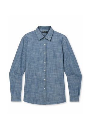 Herrenhemd mit langen Ärmeln und Knopfleiste aus hellblauem Chambray-Stoff mit klassischem Kragen, flach auf weißem Hintergrund dargestellt.
