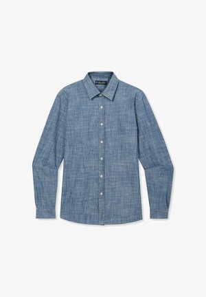 Herrenhemd mit langen Ärmeln und Knopfleiste aus hellblauem Chambray-Stoff mit klassischem Kragen, flach auf weißem Hintergrund dargestellt.