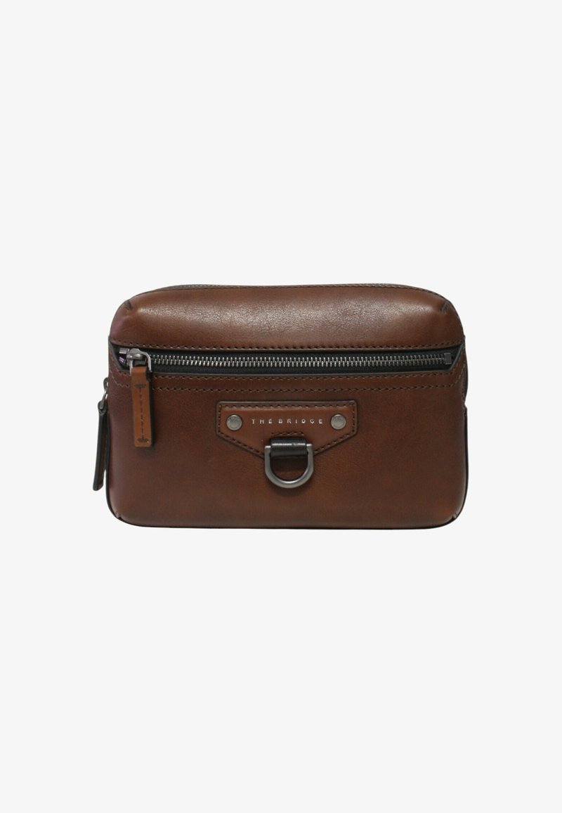Pochette in pelle marrone con zip e dettaglio in metallo a forma di anello, con il nome del marchio "The Bridge" sul pannello anteriore.