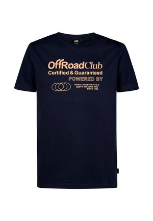 Tmavomodré tričko s oranžovým textom: „OffRoadClub Certifikované a Garantované Poháňané Petrol Industries Co. Najlepšie na dlhú trať od roku 1989.“