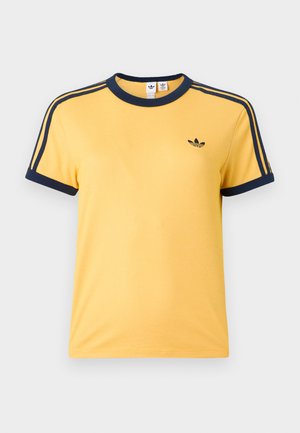 Camiseta Adidas amarilla de manga corta con cuello acanalado azul marino, bordes de las mangas, tres franjas en los hombros y pequeño logo de trébol en el pecho.