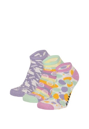Drei Paar bunte Knöchelsocken mit verschiedenen Mustern: weiß und lila Camouflage, pastellfarbene Streifen mit Kreisen und mehrfarbige Polka-Dots.
