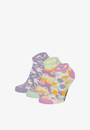 Drei Paar bunte Knöchelsocken mit verschiedenen Mustern: weiß und lila Camouflage, pastellfarbene Streifen mit Kreisen und mehrfarbige Polka-Dots.