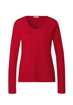 T-shirt rosso a maniche lunghe con scollo a barca, realizzato in morbido cotone, con una consistenza liscia e una forma aderente.