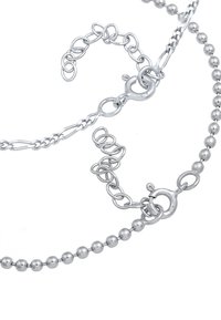 Collana in argento con maglie miste, incluse sfere rotonde e un gancio a molla. Presenta una finitura testurizzata e una lucentezza lucida.