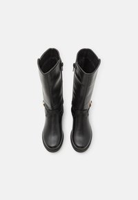 Bottes en cuir noir hautes jusqu'au genou avec une finition lisse, fermeture éclair et quincaillerie décorative sur le côté. Doublure intérieure pour plus de chaleur.