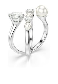 Drei elegante Silberringe mit unterschiedlichen Designs: einer mit einem großen Diamanten, ein anderer mit kleineren Diamanten und zwei Perlen sowie eine einzelne große Perle.