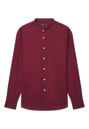 Bordeauxfarbenes Langarmhemd mit Knopfleiste, Stehkragen und weißen Knöpfen, flach auf einem weißen Hintergrund liegend.