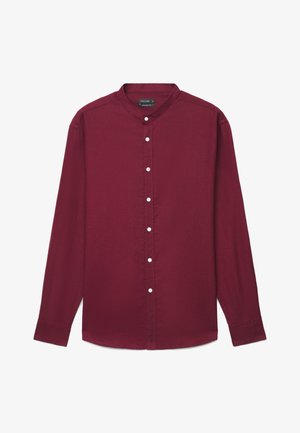 Camicia bordeaux a maniche lunghe con bottoni, colletto alla coreana e bottoni bianchi, distesa su uno sfondo bianco.