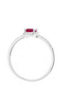Strieborný prsteň s hlavným kameňom z rubínu brúseného do tvaru smaragdu, obklopený malými čírymi akcentmi na hladkom obruči.
