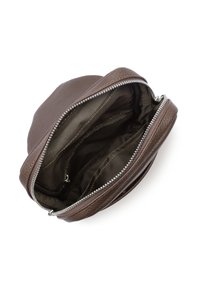 Borsa in pelle marrone di forma rotonda, con chiusura a zip, esterno testurizzato e interno in tessuto scuro con scomparti.