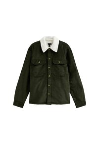 Chaqueta de camisa de pana verde con un cuello de forro polar blanco, cuenta con dos bolsillos en el pecho, cierre de botones y mangas largas. Tejido texturizado.