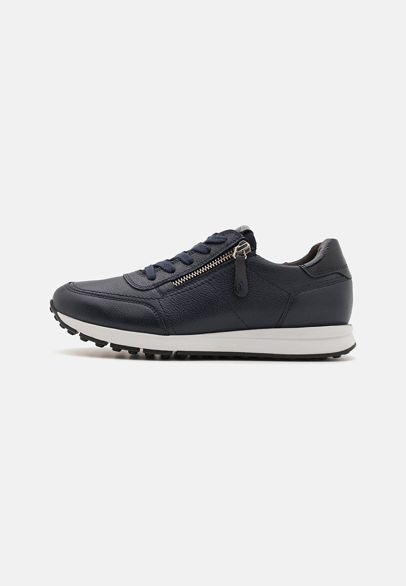 Marineblaue Leder-Sneaker mit strukturierten Oberflächen, seitlichem Reißverschluss, Schnürung vorne und einer weißen Gummisohle mit Traktion.