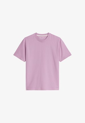 Camiseta lila de manga corta con cuello redondo acanalado y marca "Marc O'Polo" en el interior del cuello, mostrada sobre un fondo blanco.