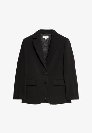 Blazer noir avec un col cranté, deux poches avant et deux boutons. Texture lisse, intérieur doublé, design classique et ajusté.