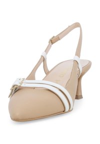 Scarpa slingback con tacco in pelle beige, con cinturini bianchi e accenti in hardware dorato, dotata di punta affusolata e superficie superiore testurizzata.