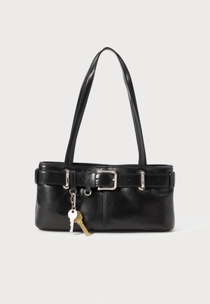 Juodas odinis rankinukas su dviem petnešomis, sagtimis ir prie jo pritvirtintu raktų pakabuku. Lygus paviršius, struktūrizuotas dizainas.