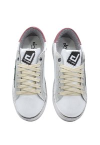 Białe i szare sneakersy z beżowymi sznurowadłami oraz maroonowym akcentem na języku. Posiadają zieloną łatkę z logo oraz teksturowany materiał przy pięcie.