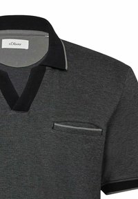 Graues Poloshirt mit schwarzem Kragen und kleiner Brusttasche, ausstrukturierter Stoff und kontrastierende Akzente am Kragen.