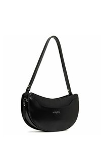 Borsa a spalla in pelle nera con design curvo, texture liscia, tracolla removibile e accessori in tonalità argentata. Nome del marchio impresso sul davanti.