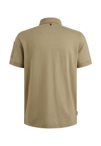 Khaki polo shirt met korte mouwen, een kraag en een borstzak. Beschikt over een soepele textuur en een klein logo-detail aan de achterkant.