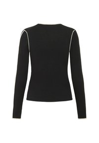 Melna garajām piedurknēm blūze, izgatavota no mīksta auduma. Tam ir apaļa kakla izgriezums un kontrastējoša balta dūriena šuve gar pleciem un piedurknēm.