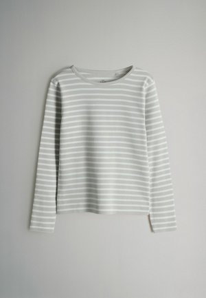 Majica z dolgimi rokavi v svetlo sivi barvi z majhnimi belimi črtami. Mehka, lahkotna tkanina; okrogla izreza z ravnim robom.