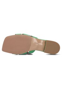 Groene sandaal met bandjes, een gladde, glanzende bovenkant, een vierkante neus en een beige rubberen buitenzool met een ribbelstructuur voor grip.