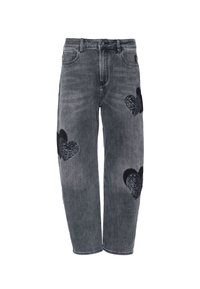Sivý denim jeans s voľným strihom majú na prednej strane tri flitrové srdiečka čiernej farby a štandardný pás so slučkami na opasok.
