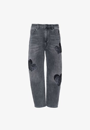 Grijze spijkerbroek met een relaxte pasvorm, voorzien van drie zwart glitterhartjes op de voorkant, en een standaard tailleband met riemlussen.