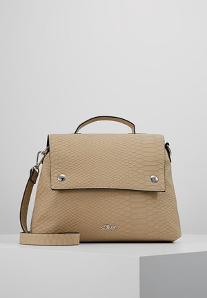 Bolso beige con textura de reptil, asa superior, correa de hombro desmontable, cierres de botón plateados y pequeño logotipo "s.Oliver" en el frente.