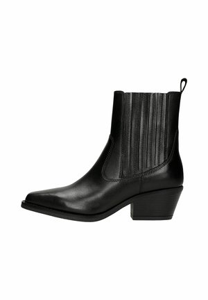 Bottines en cuir noir avec un bout pointu, des détails à côtes verticales sur les côtés, et un talon carré modeste pour plus de stabilité.