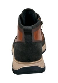 Hochgeschnürter Wanderschuh aus braunem Leder, mit schwarzem Wildleder-Fersenteil, beiger Sohle und schwarzem Zugband, von hinten auf einem weißen Hintergrund gezeigt.