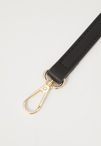 Zwarte leren band met stiksel en een clip van goudkleurig metaal. De clip is een draaiklip voor het bevestigen aan verschillende items.