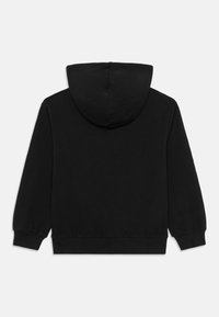 Sweat à capuche noir en tissu doux, avec une poche kangourou, des poignets côtelés et une coupe décontractée avec une texture lisse.