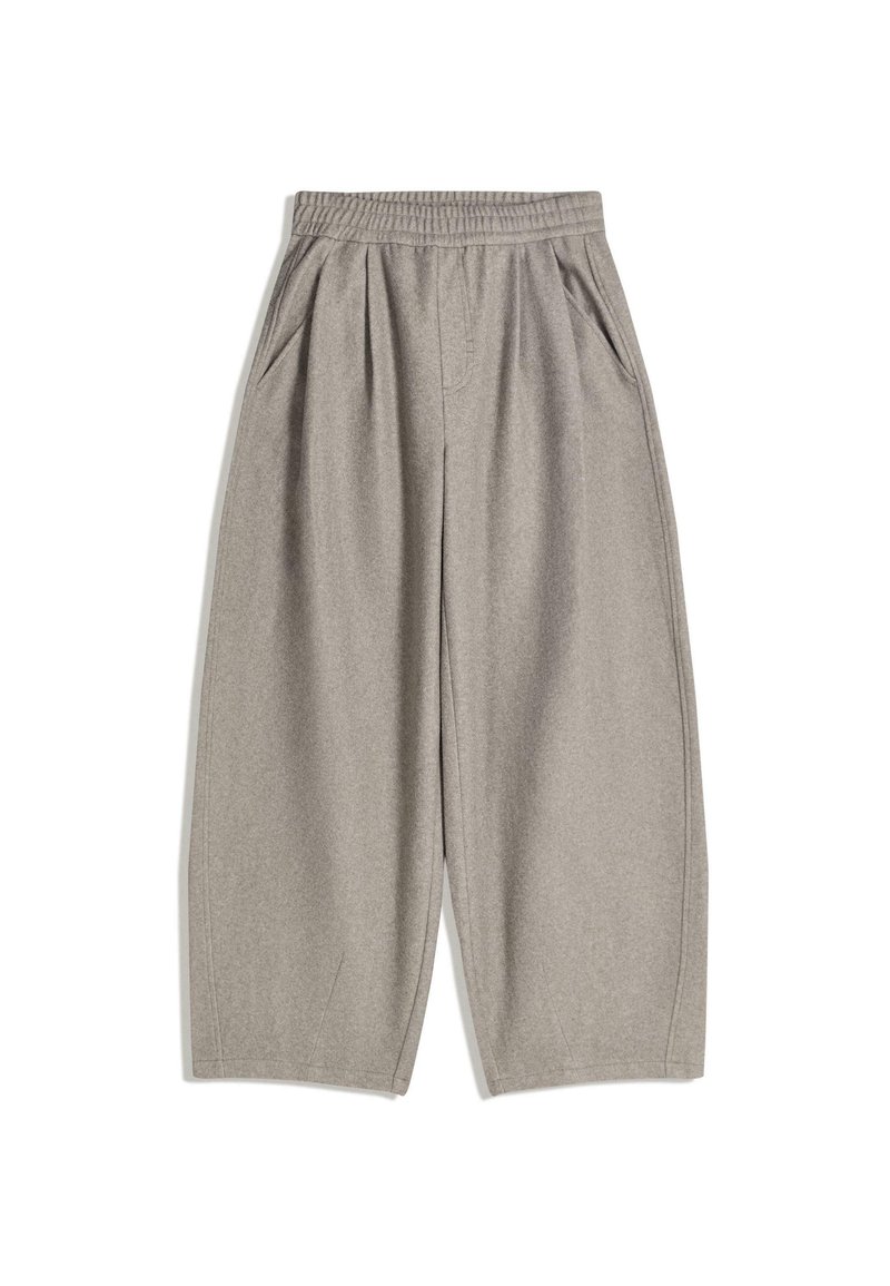 Šedé široké kalhoty vyrobené z měkké látky, s elastickým pasem a dvěma bočními kapsami, s čistým, minimalistickým designem.