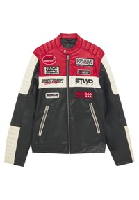 Veste style course avec panneaux rouges, noirs et blancs, épaules et manches matelassées, fermeture éclair à l’avant, et plusieurs écussons sur le thème du sport automobile.