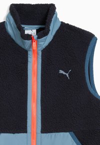Fleece-Weste mit hohem Kragen, Navy- und hellblauem Farbschema, ausgestattet mit einem orangefarbenen Reißverschluss und einem dezenten Logo auf der Brust.