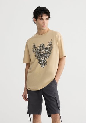 Terranova OVER ROCK - T-shirt con stampa - sabbia