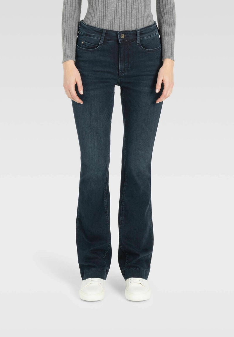 Dunkelblaue Schlagjeans mit mittelhoher Taille, Fünf-Taschen-Design und Silberknopf-Verschluss. Glatte Textur mit klassischem Denim-Finish.