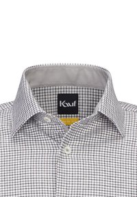 Camicia bianca con un piccolo motivo a quadretti neri, dotata di colletto a punta e un'etichetta che mostra il marchio "Kauf" e "Modern Fit."