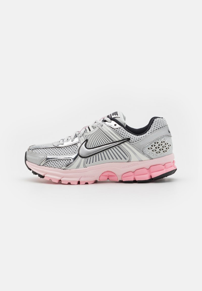 Nike Sportswear ZOOM VOMERO 5 NEWS - Sneakers low - photon dust/metallic silver/pink foam/medium soft pink/wolf grey/black